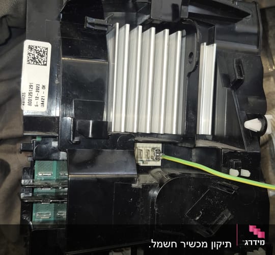 רכיב אלקטרוני עם חיבורים וחוטים